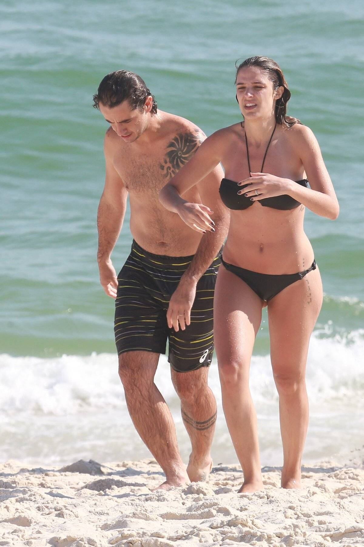 Rafa Brites e Felipe Andreoli curtem dia de sol em praia do Rio de Janeiro