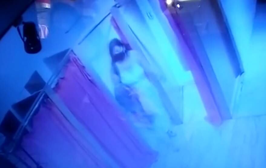 Mulher saiu do provador sem os dois vestidos e foi filmada pelas câmeras de segurança