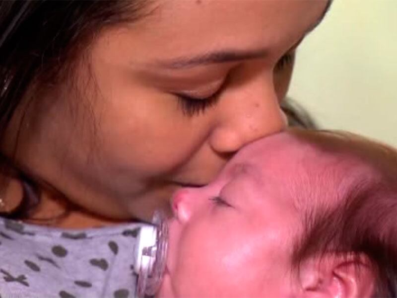 Uma mulher mudou os planos de vida para cuidar da filha com microcefalia, quando a criança nasceu com perímetro cefálico menor ou igual a 32 centímetros. A advogada Raíssa Menezes, de 25 anos, não esconde seu amor pela filha Marina, que nasceu pequena, com a saúde frágil, articulações duras, olhos que veem pouco e audição limitada.
— Faria tudo de novo por ela
Experimente grátis toda a programação da Record no R7 Play