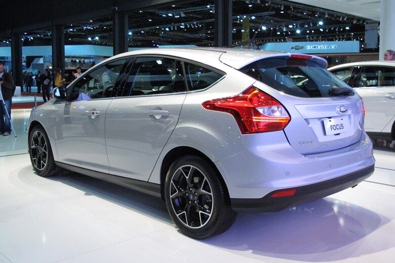 Equipado com o novo motor 2.0 Duratec com injeção direta de combustível (veja detalhes adiante), o Focus hatch é oferecido apenas com o câmbio sequencial de seis velocidades. Nesse caso, a versão agrega itens como assistente de partida em rampas, aviso de pressão baixa nos pneus e rodas de liga leve de 17 polegadas, por R$ 72.990

VEJA TAMBÉM:
Aceleramos o novo Ford Focus, mais moderno, potente e 'salgado' na terceira geração

Saiba tudo sobre carros! Acesse www.r7.com/carros
