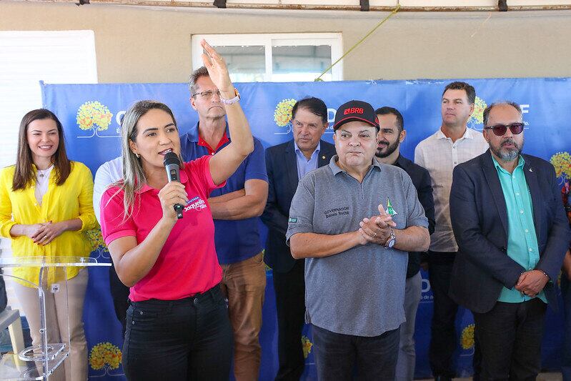 Jaqueline Silva e o governador do DF, Ibaneis Rocha