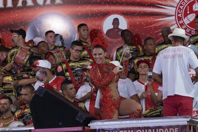 Simpática, a morena era só sorrisos