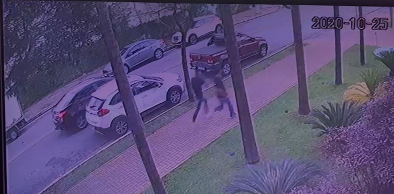 Após atirar, suspeitos fogem sem levar nada da vítima