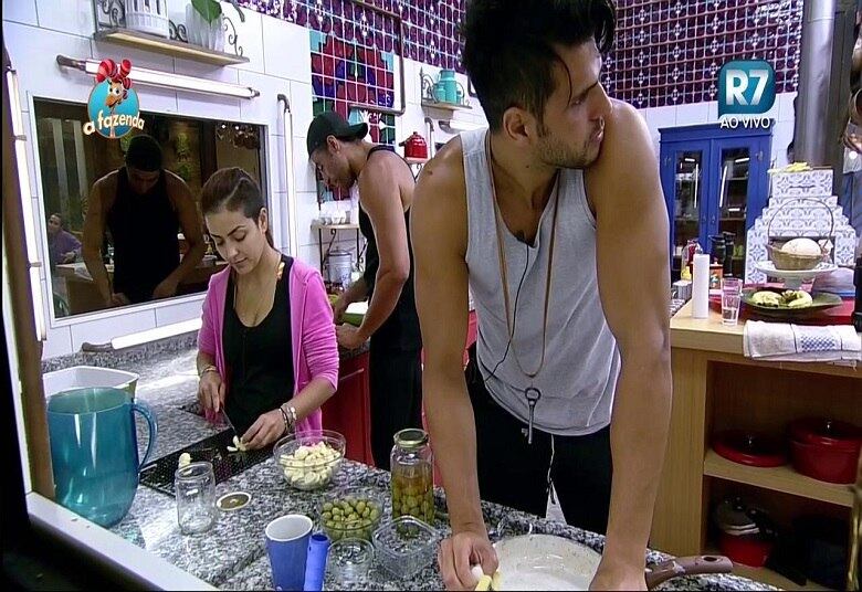 O modelo mostrou-se enojado com a possibilidade de ter piolho um dia.

— Mas se pegar piolho não tem o que fazer, vou ser piolhento? Tá Doido?

+ Assista ao vídeo aqui
+ Li diz para JP sobre traição: "Se a gente não sabe, não dói"
+ Douglas pede desculpas para Rebeca mas avisa: "Vou pedir desculpas, mas eu quero ela"+ Quelynah fala sobre crise de depressão e revela ter medo de Douglas: “Eu acho que ele bate, pode até ser em mulher”
+ “Erros” de Douglas e “jogo” de Marcelo são temas de Luka e Rebeca
+ Douglas Sampaio revela que falhou na primeira vez: "Foi horrível. Eu fiquei com medo"
+ Douglas e Rayanne dividem o mesmo chuveiro e esbanjam muita beleza na noite deste domingo (25)

