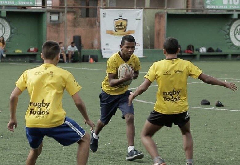 O menino treina rugby em um projeto social de Paraisópolis, em São Paulo, e se destaca não só por seu talento no esporte como também por sua trajetória de vida