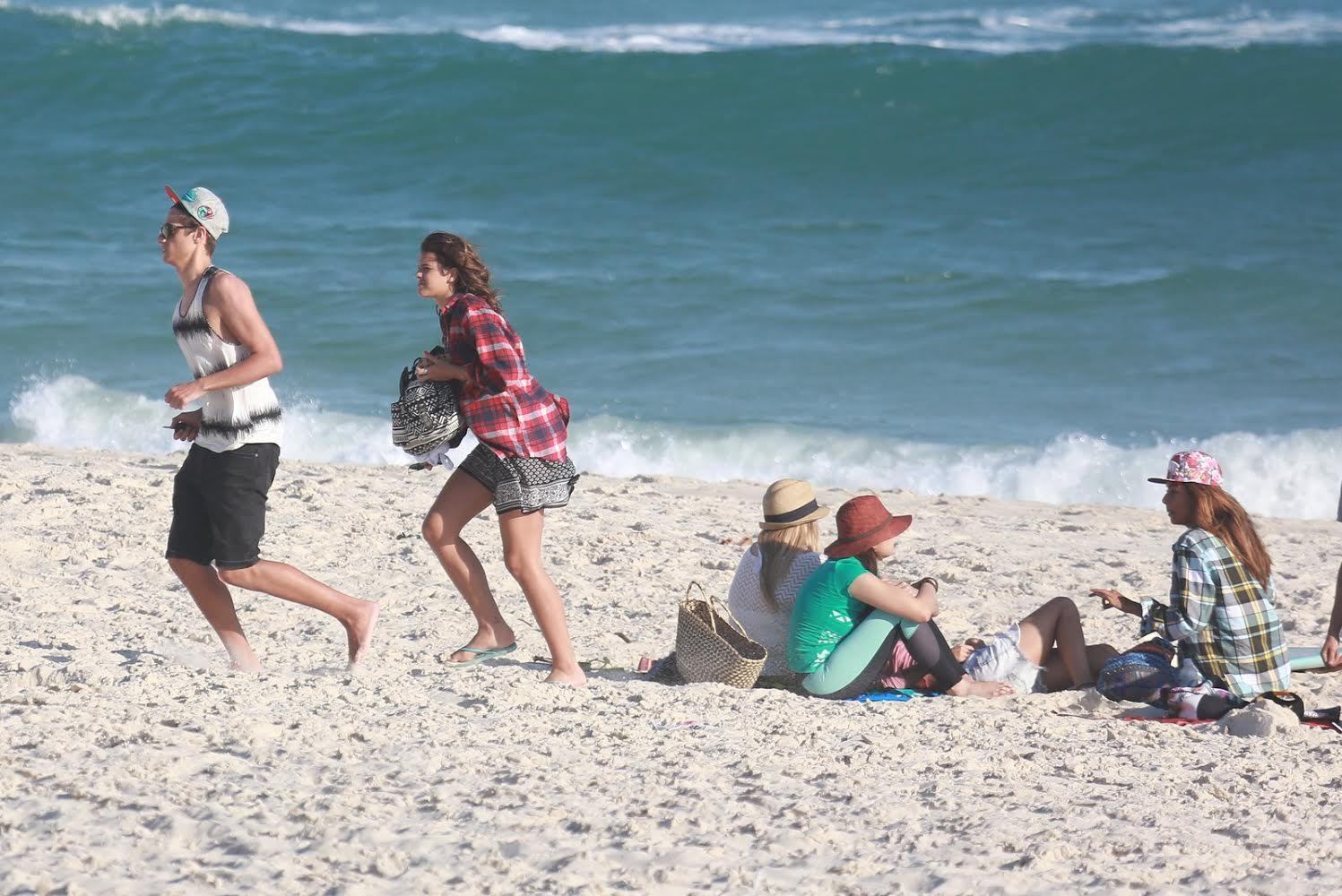 Bruna Marquezine relaxa em praia com amigos 