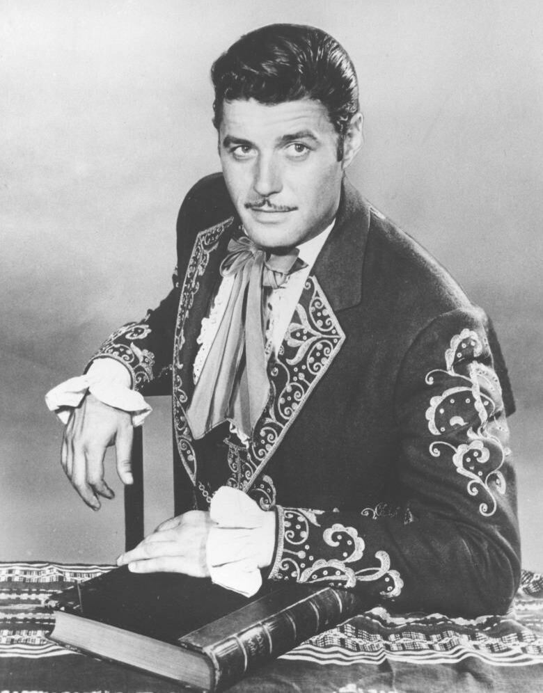 Em 1957, Guy Williams ganhou a sorte grande ao ser escalado para viver Zorro na série homônima de Walt Disney, que fez muito sucesso na época, levando o personagem para o grande público na TV. Na pele do fora da lei, Williams se tornou um astro e, mesmo após o cancelamento da série, ele ainda fazia aparições como o Mascarado para manter a imagem dele viva