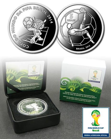 Uma das moedas de prata apresenta o simpático Fuleco, mascote oficial do Mundial no Brasil