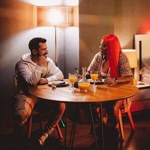 Ludmilla em clipe com Dennis