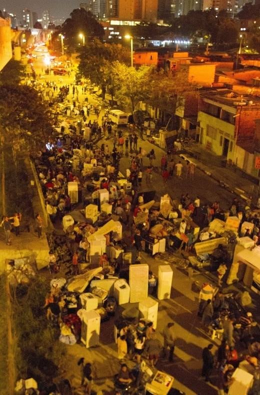 O incêndio na favela afetou nove linhas de ônibus da região, segundo a SPTrans (São Paulo Transporte)