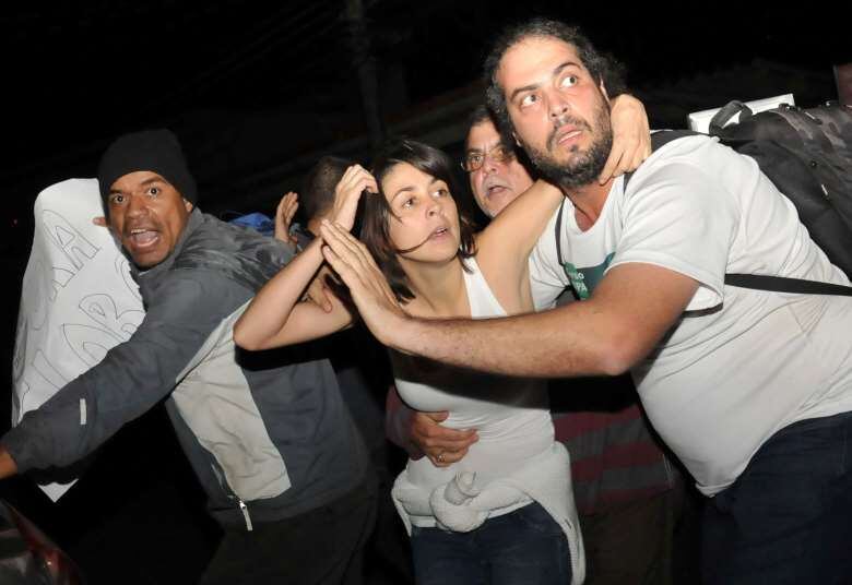 Saída de ativistas de Bangu foi marcada por tumulto entre manifestantes e fotógrafos; na foto, Sininho deixa a prisão