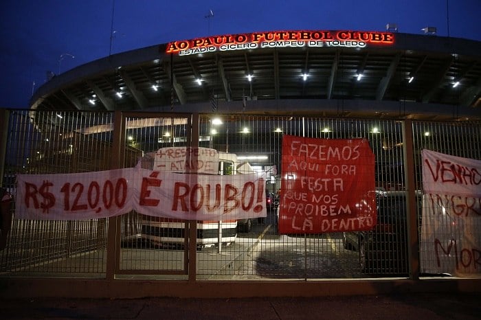 Torcida do São Paulo protestou antes e durante o jogo