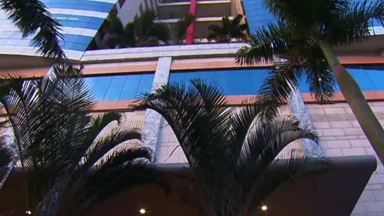 O funcionário da limpeza que presenciou as duas abordagens também foi ouvido pelas autoridades. Ele não quis se identifica, mas revelou que viu a aproximação do Paulo Roberto Falcão na mesa de recepção. "Ele falou alguma coisa que não consegui ouvir, depois se aproximou e encostou o corpo, na parte da genitália, no braço dela", contou.