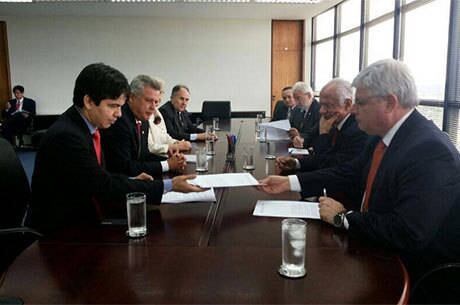 Senadores querem saber se houve irregularidade em compra