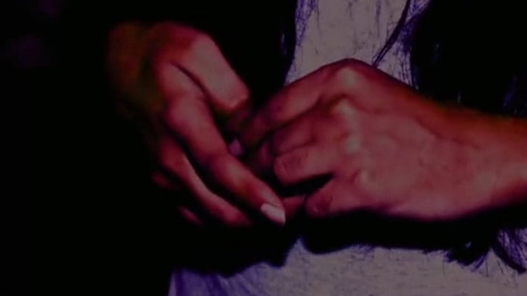 Segundo a filha da
vítima, que não quis se identificar, o casal vivia um relacionamento difícil e
com muita briga: "Ele era muito violento, já tentou pôr fogo nela e ela
sempre tentou terminar com ele, mas ele ameaçava muito ela. Jogou álcool nela e ficava discando o fósforo".