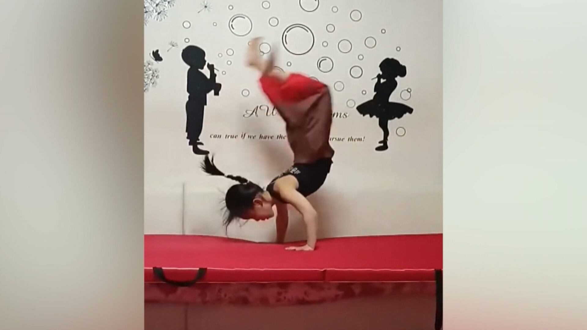Impressionante! Garota de 7 anos quebra recorde mundial ao realizar 75 ‘saltos mortais’ para trás