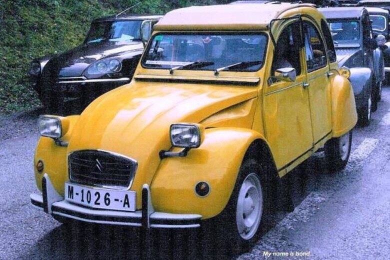 Citröen 2CV — Foi usado por Roger Moore no filme 007 — Somente Para Seus Olhos, de 1981. O automóvel foi fabricado na França entre 1948 e 1990 e ficou famoso por ter um baixo custo de produção, o que ajudou na reconstrução do país pós-Segunda Guerra Mundial
