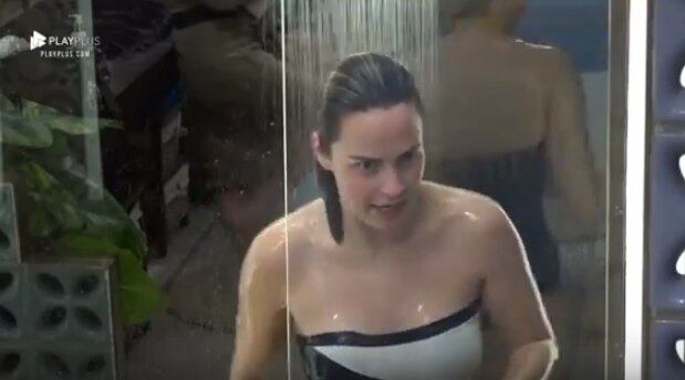 Ana Paula Renault tomou banho de maiô na casa