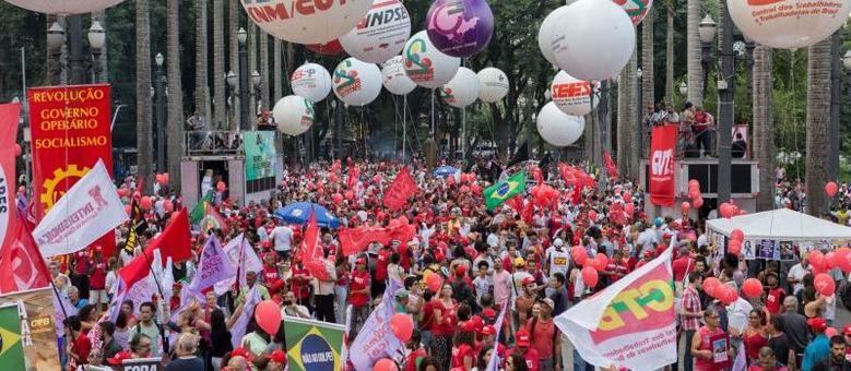 Em São Paulo, os manifestantes ocupam a Praça da Sé e as ruas laterais da catedral