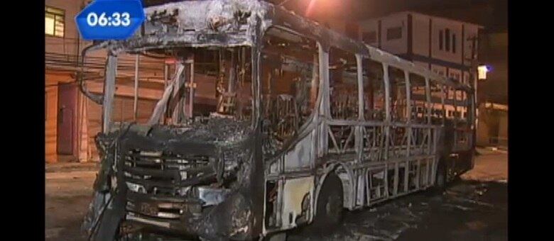 Ônibus foi incendiado, na noite desta quinta-feira (28), na zona norte de São Paulo