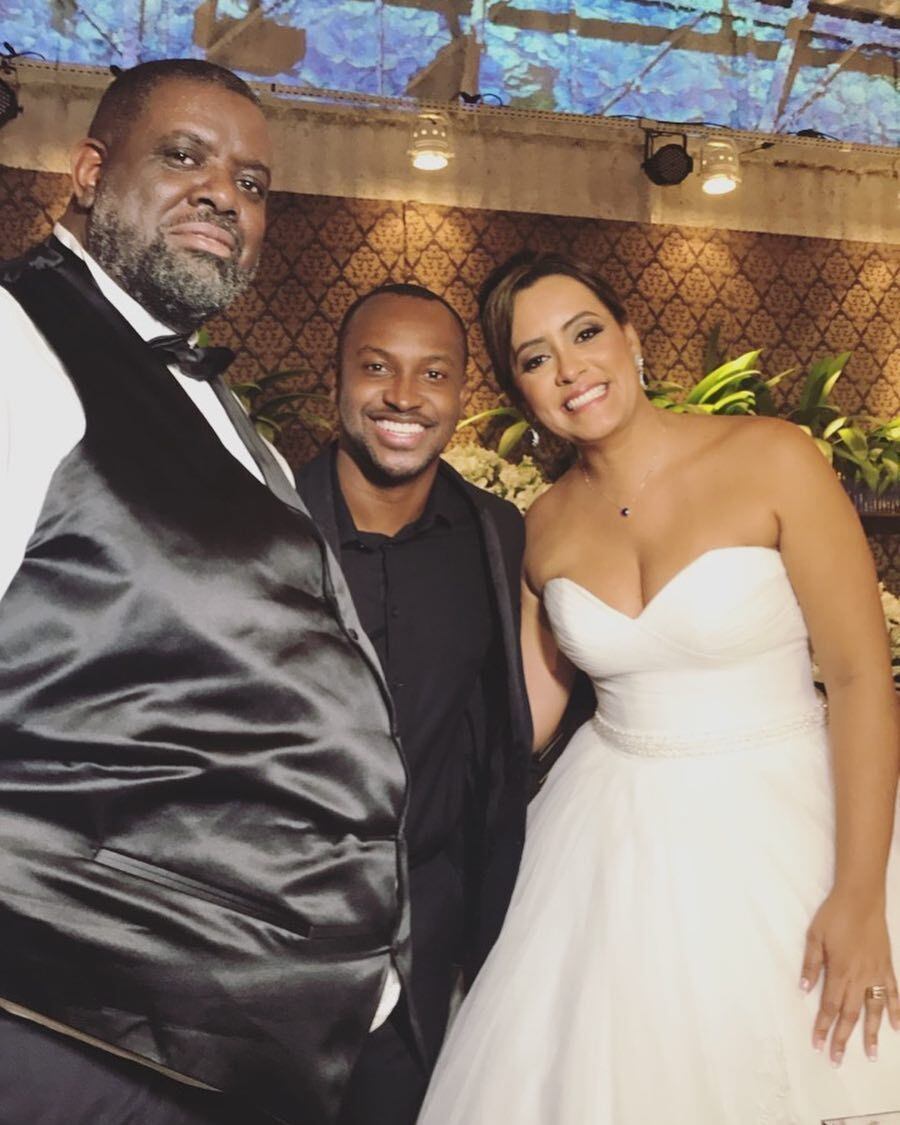 O cantor Thiaguinho, que formava o grupo Exaltasamba com Péricles, marcou presença no casamento do amigo 

