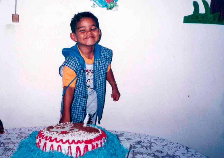 A avó, Raquel Cruz, conta que o jovem estudava em escola
particular e sempre teve boas oportunidades na vida. Morando com a tia, que não
tem filhos, foi criado com todo o amor e carinho, mas as amizades mudaram o
rumo da história do menino que gostava de cantar e desenhar e por volta dos 15 anos, Kennedy se envolveu com as drogas.