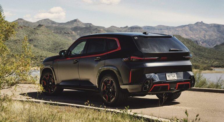 Rodas são de liga leve de 22 polegadas no tom avermelhado