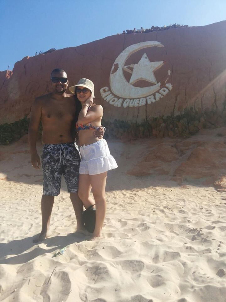 Um
policial militar matou a ex-namorada com ao menos 10 tiros no meio da
rua na noite desta quarta-feira (11). O crime aconteceu na Vila Verde, em
Itaquera, na zona leste