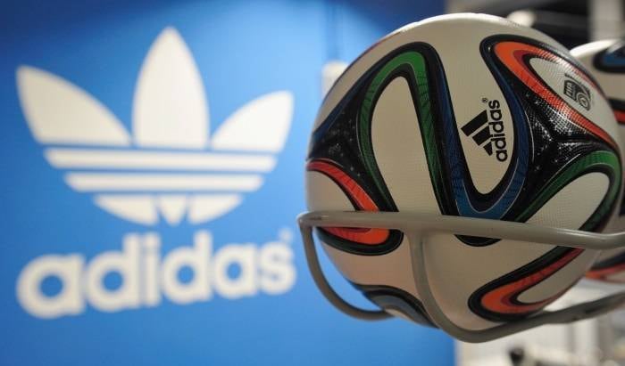 "A Adidas sempre acompanha
de perto a opinião de seus consumidores e parceiros e, por isso, anuncia que os
produtos em questão não mais serão comercializados pela marca", informou um comunicado da empresa, acrescentando que as camisetas seriam vendidas apenas nos
Estados Unidos