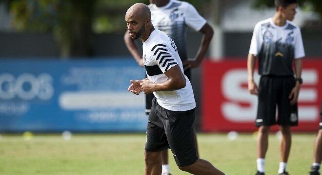 O lateral-esquerdo Romário foi emprestado pelo Santos ao Ceará