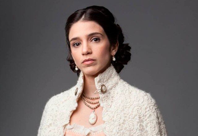 Teresa (Roberta Gualda)

Filha de Custódio e Beatrice e irmã de Maria Isabel. Filha preferida da mãe, Teresa nascera com um pequeno defeito físico - uma perna maior que a outra - o que a deixara um pouco manca. Mais do que na aparência, tal problema deixara marcas profundas na construção de sua personalidade; Teresa é uma mulher insegura, tímida, que vive reclusa e mergulhada em livros e estudos. Bondosa e até ingênua, sempre se dedicou às tarefas domésticas e detesta eventos sociais
