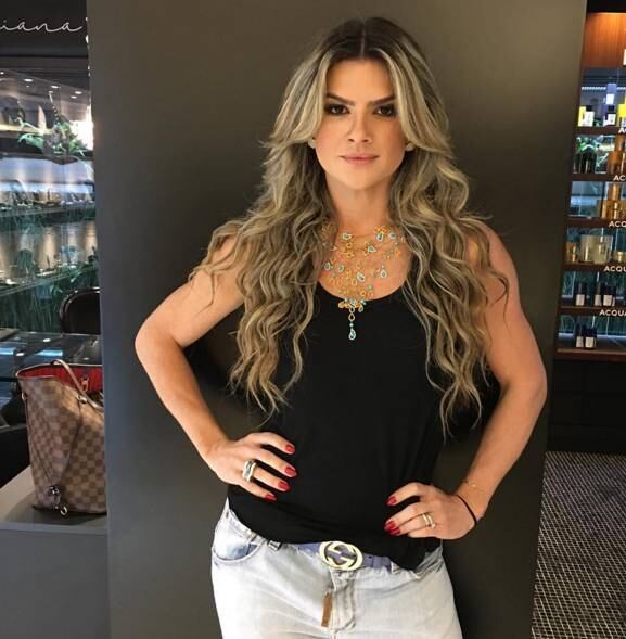 Mirella arrasa com carão nas redes sociais