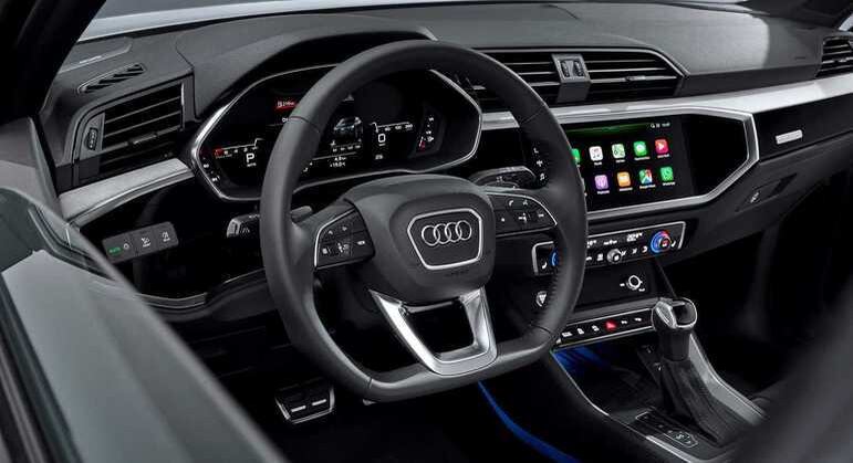 Modelo conta com volante esportivo com base reta