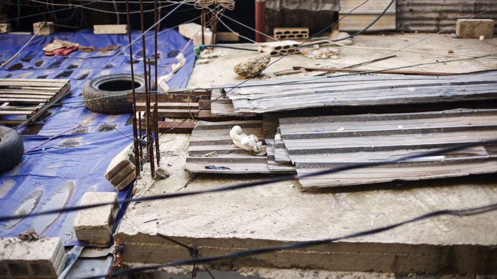 Um
ursinho de pelúcia jogado sobre o telhado de uma humilde casa em Shatila. Os
barracos invadem becos tão estreitos que deixam ver apenas uma pequena porção
do céu, através dos fios, a roupa estendida e as casas de amálgama