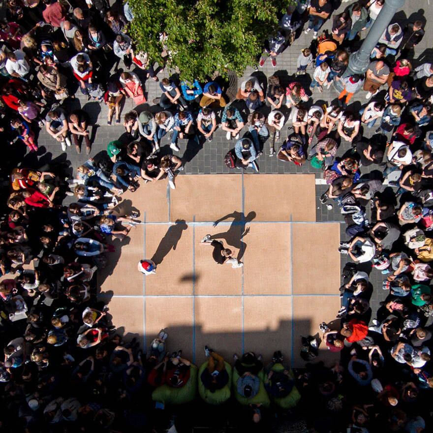 Foto curiosa de uma competição de break dance na rua