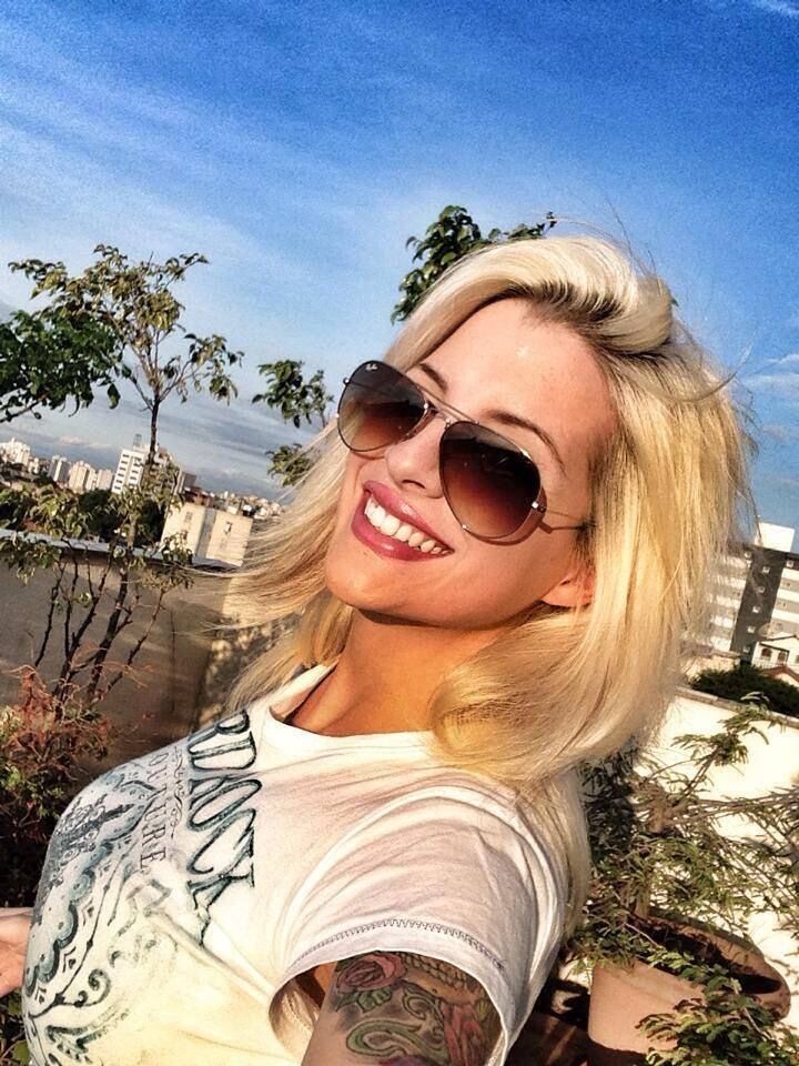 Clara,
BBB 14



Clara Aguilar é sem dúvida uma das
figuras mais polêmicas do BBB14. Em apenas uma semana de confinamento, a
loira não só surpreendeu os telespectadores ao tascar um beijo de língua em
Vanessa, como também causou o maior burburinho ao tomar banho nua na frente dos
brothers Cássio e Alisson. A vida de Clara fora do confinamento também rendeu
bons comentários.  Logo após o anúncio da
paulista no reality show, caiu na internet a informação de que a sister
realmente é stripper na web. Sabe-se também que no trabalho a loira é conhecida
como Jessy Summers e Barbie Wild