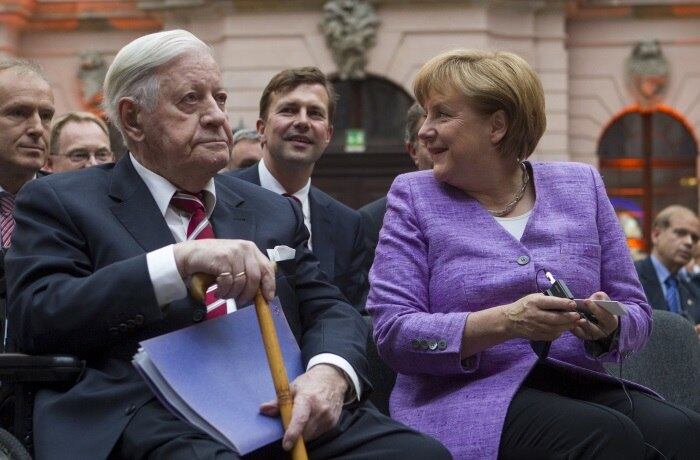 Na imagem, Helmut Schmidt aparece ao lado da atual chanceler alemã, Angela Merkel