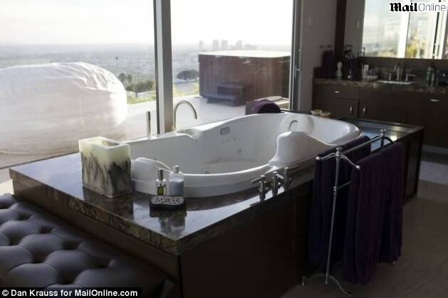 — Tive que vender todas minhas armas. Eu tive que me quebrar para aprender a respeitar o dinheiro