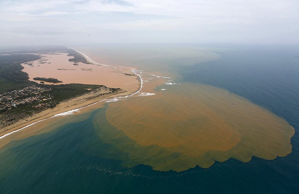 O coordenador nacional do Centro Tamar-ICMBio, Joca Thome, sobrevoou a
mancha no domingo à tarde e voltou para terra visivelmente emocionado.
— Nem sei o que falar. É terrível; uma calamidade. Parece
uma gelatina marrom se esparramando mar adentro.