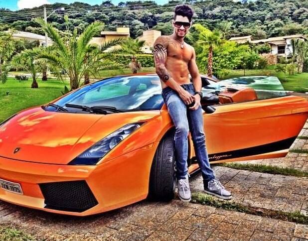 Gusttavo Lima

Lamborghini Gallardo LP560-4 Spyder

Valor: R$ 1,2 milhão

Quantidade de shows para comprar o carro: 4

Shows por mês e quantos carros do mesmo modelo poderia comprar: 20 shows de R$ 300 mil (R$ 6 milhões) = 5 carros