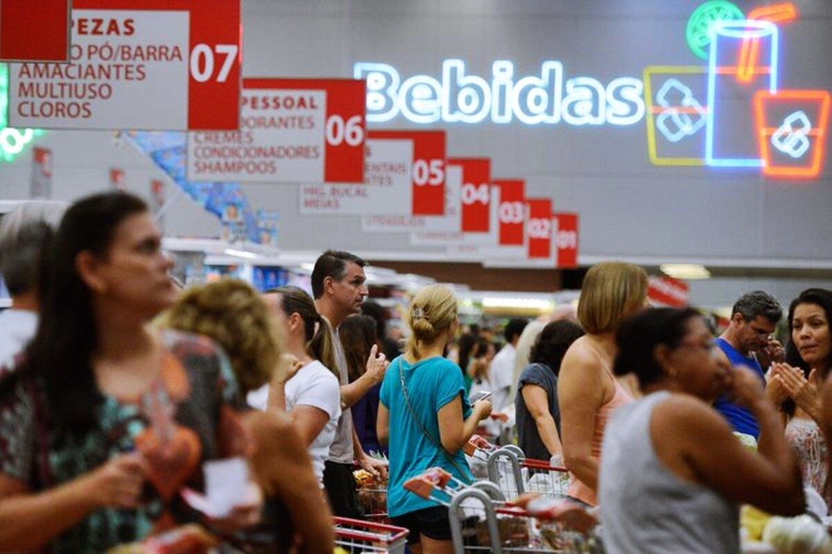 35% dos consumidores que ganham até R$ 1 mil fazem suas transações em dinheiro