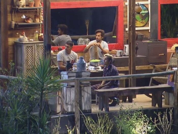 Os peões decidiram sentar juntos e conversar.

— A Brunninha, toda vez que eu acordei, ela estava mexendo o pé!
Revelou DH

+ "Você me usou", diz Babi para Leo, em nova discussão

+ Deu o troco! Neném tira sarro da calça de Leo

+ "Ela vai me explicar lá fora", diz Marlos sobre Débora, em atividade

+ "Conheci outro Leo", revela DH Silveira aos colegas de confinamento

+ Em conversa com Babi, Andréia volta a defender Marlos: "Vocês não conseguiam enxergar ele"

+ Andréia fala para Babi: "O Leo deveria ter vindo para os Coelhos"

+ Em atividade, Leo entrega flores a Babi e diz: "Receba como votos de paz e amor"

+ DH é só carinho com as lhamas: "Quem é o narizinho mais mole dessa Fazenda aqui?"

+ No celeiro, Marlos toma banho gelado na companhia das lhamas

+ Leo Rodriguez reacende paixão por Babi Rossi e dispara: "Se quiser um beijo"
