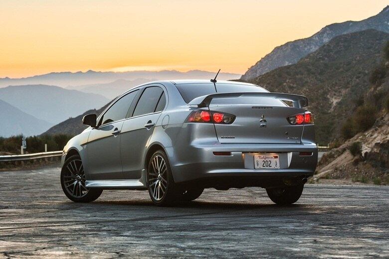 No mercado norte-americano, o Mitsubishi Lancer é oferecido nas configurações ES,
SE, SEL e GT