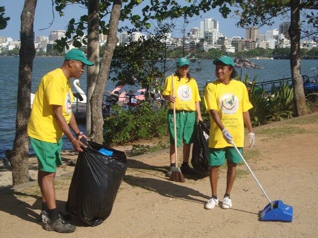 Voluntários recolhem lixo à beira da Lagoa; em 2012, ação retirou 22 toneladas