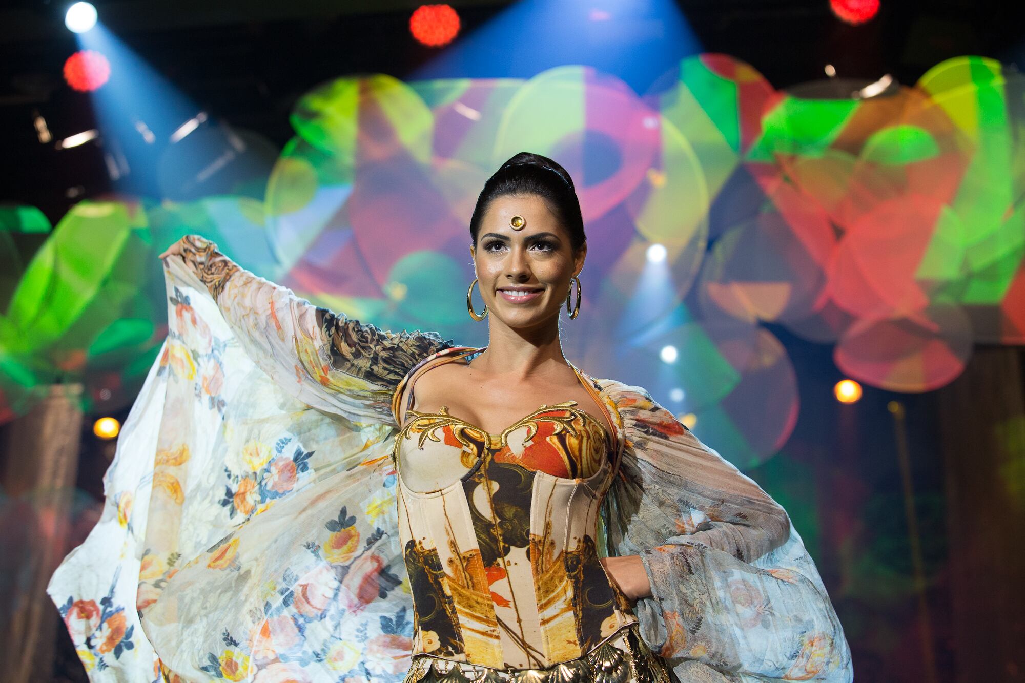 Janaína Barcelos, a Miss Minas Gerais, homenageou a arte histórica com a roupa Barroco Mineiro