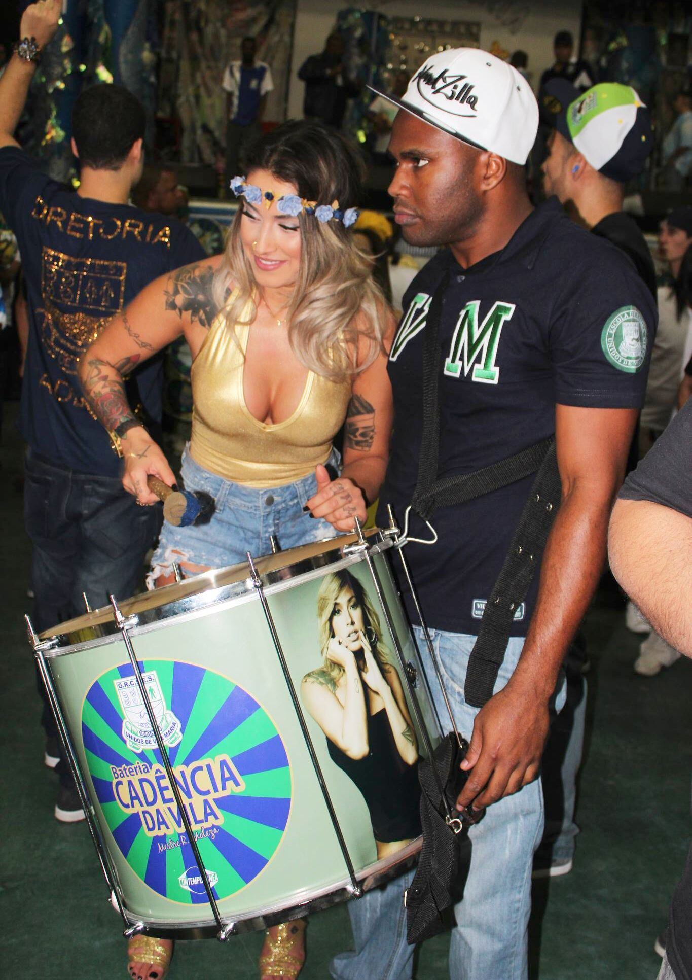 A ex-panicat Dani Bolina provou que é uma madrinha de
bateria que gosta de ficar perto da comunidade que a elegeu. Desde setembro
deste ano, quando assumiu o posto na Escola de Samba Unidos de Vila Maria, em
São Paulo,  a beldade comparece aos
ensaios com os ritmistas da agremiação. 

— Não basta ser Madrinha, tem que participar.


Veja as fotos!