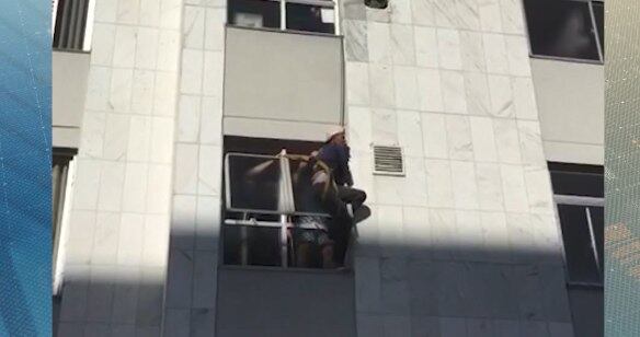 Vítima segurou em janela até ser resgatada