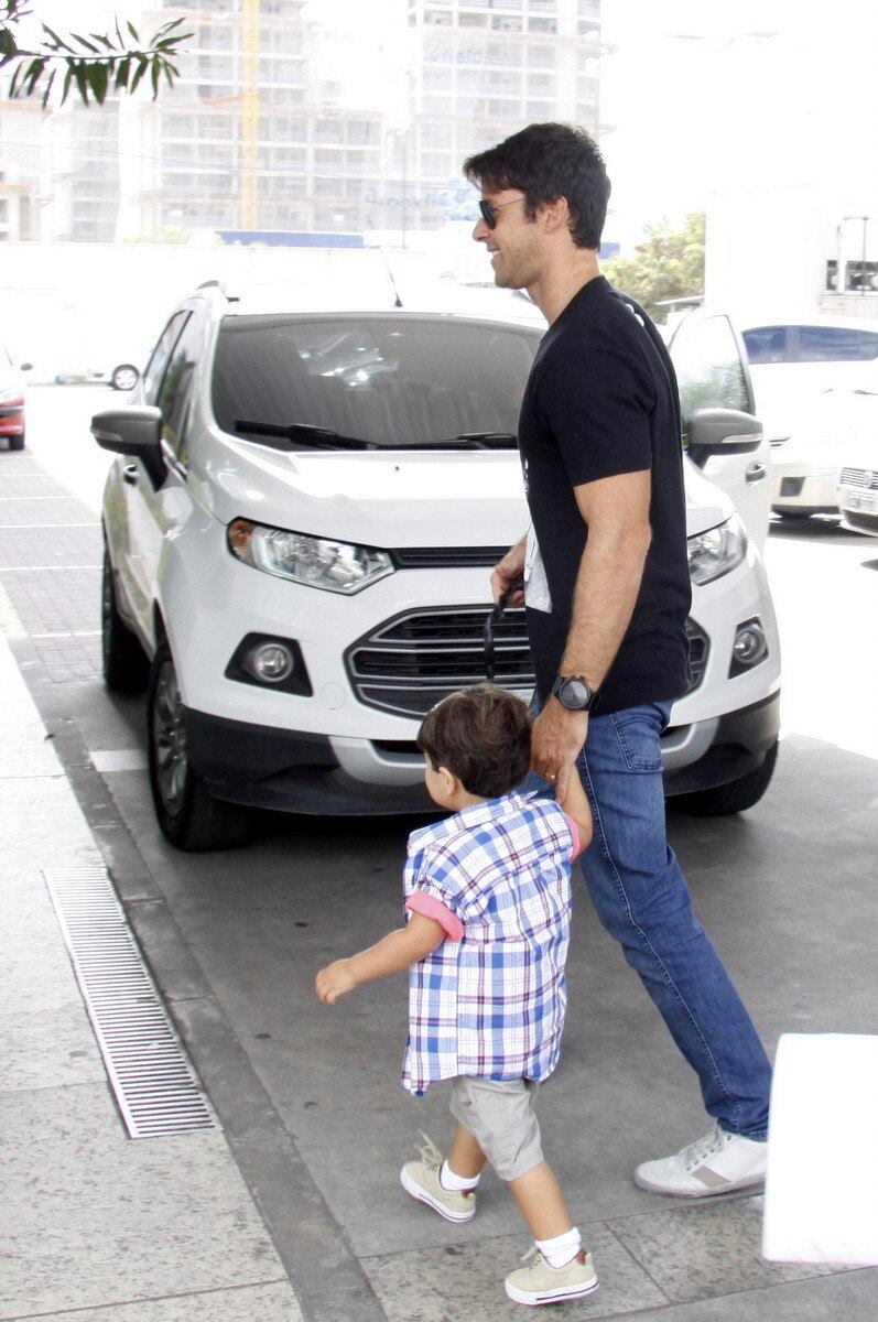 Juliana Paes deu a luz Antônio na madrugada deste domingo (21), a maternidade Perinatal, na Barra da Tijuca. Nesta manhã, a atriz recebeu a visita do marido, o empresário Carlos Eduardo Baptista, e do filho mais velho, Pedro
