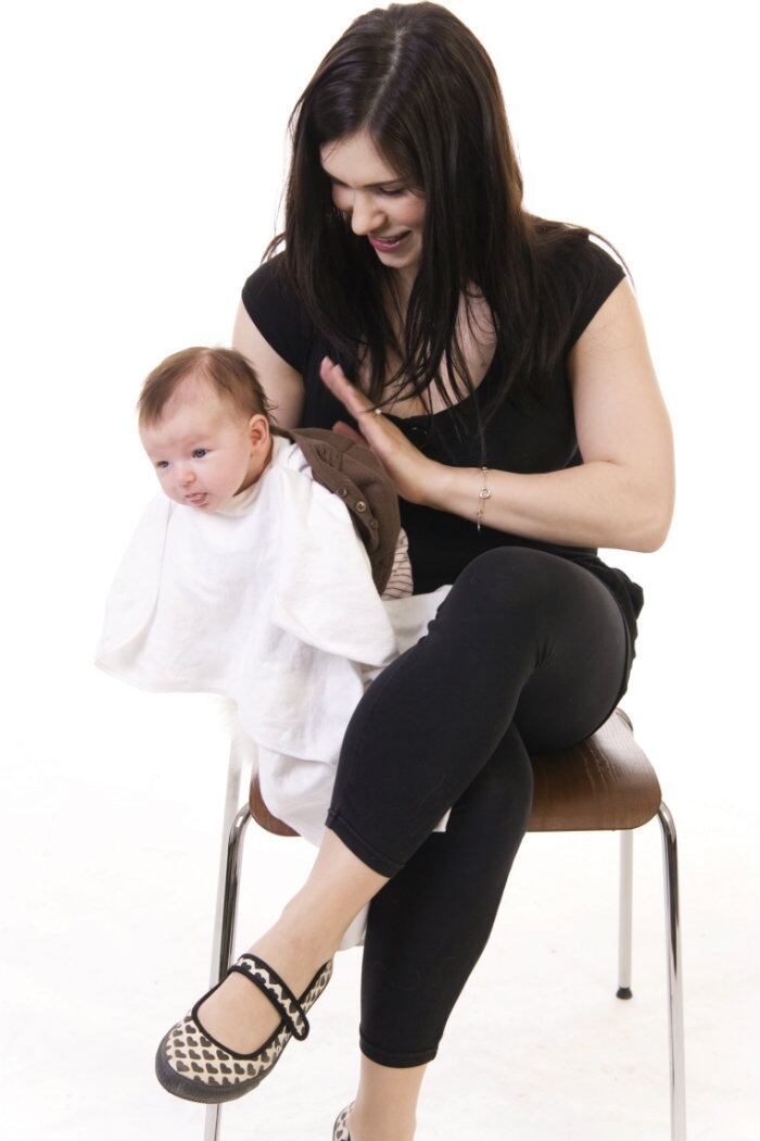 2. O bebê não precisa arrotar cada vez que mamar. VERDADE

Se o bebê não arrotar depois de
mamar, não se desespere. O arroto só ocorre quando a criança engole ar enquanto suga o
leite materno — o que nem sempre acontece. No entanto, se o bebê toma mamadeira
ou tem refluxo, é importante que ele seja segurado por alguns minutos na
posição vertical (em pé), antes de ser colocado no berço. Os famosos “tapinhas
nas costas” não são necessários para estimular a reação