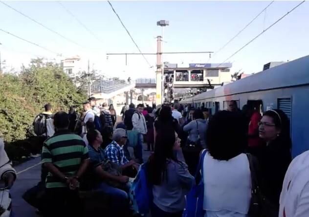 Com o problema, a Supervia precisou retirar os passageiros e a plataforma ficou cheia